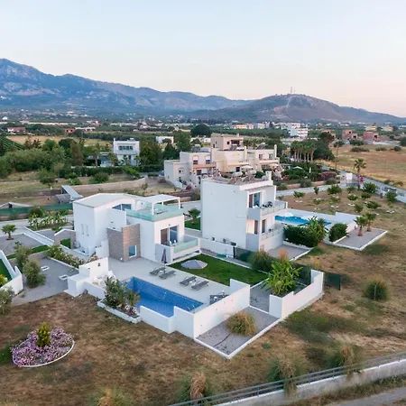 Xenos 4 - Luxury With Private Swimming Pool Near The Sea